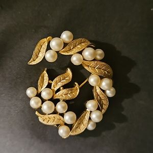 22k Gold plated brooch with pearls